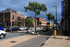 904659 Gezicht op de Amsterdamsestraatweg te Utrecht, uit het westen, met links de gebouwen van het vroegere openbare ...